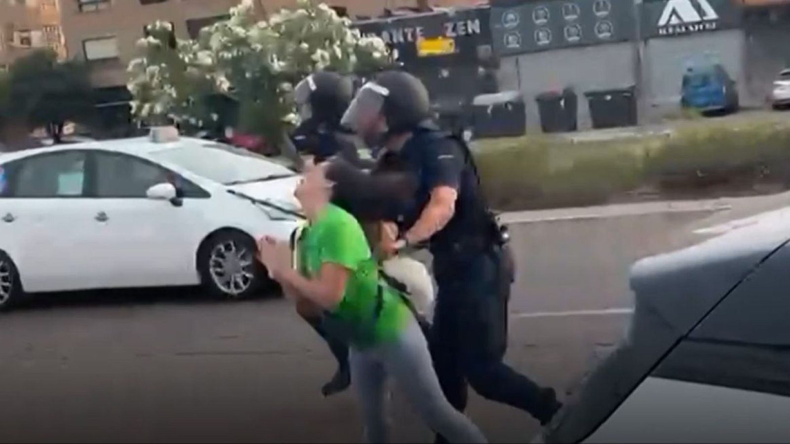 Un juzgado imputa al antidisturbios que empujó por la espalda a una profesora durante una manifestación en Valencia