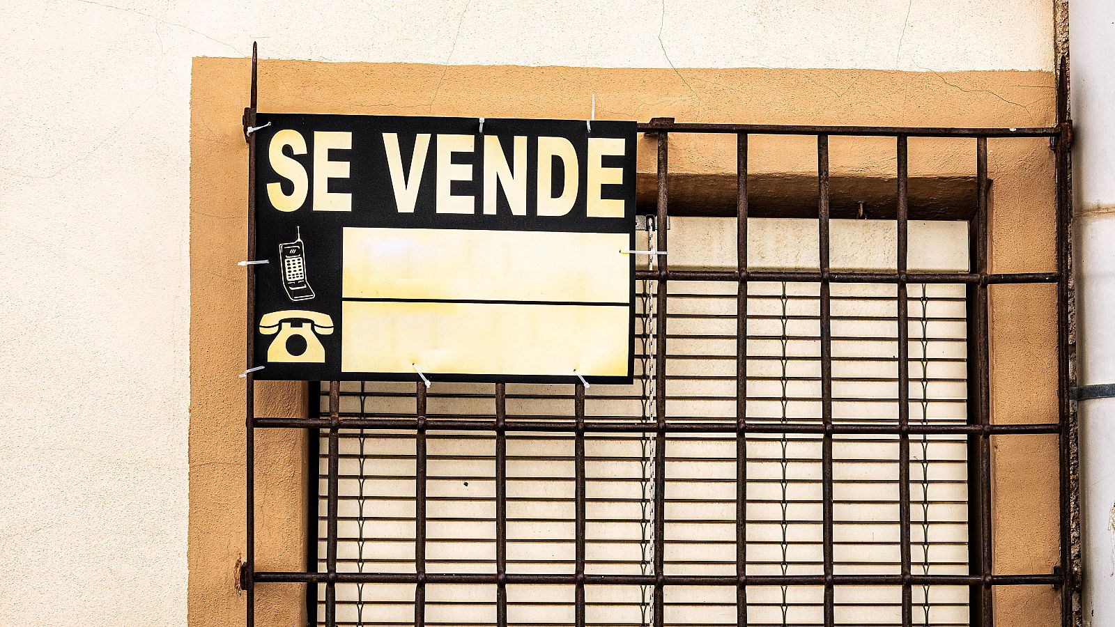 Detalle en la ventana de una casa a la venta en Elche de la Sierra (Albacete)