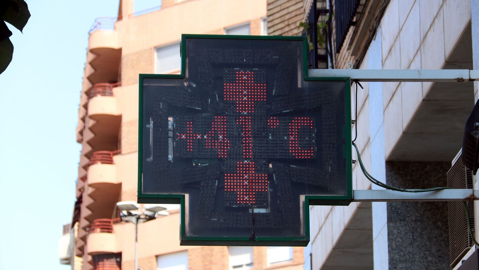 Un termòmetre de carrer marca 41 graus a Lleida en plena onada de calor.