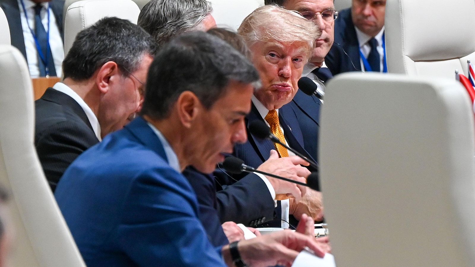 Donald Trump mira a Pedro Sánchez durante su intervención en la 36ª Cumbre de la OTAN en Turkía