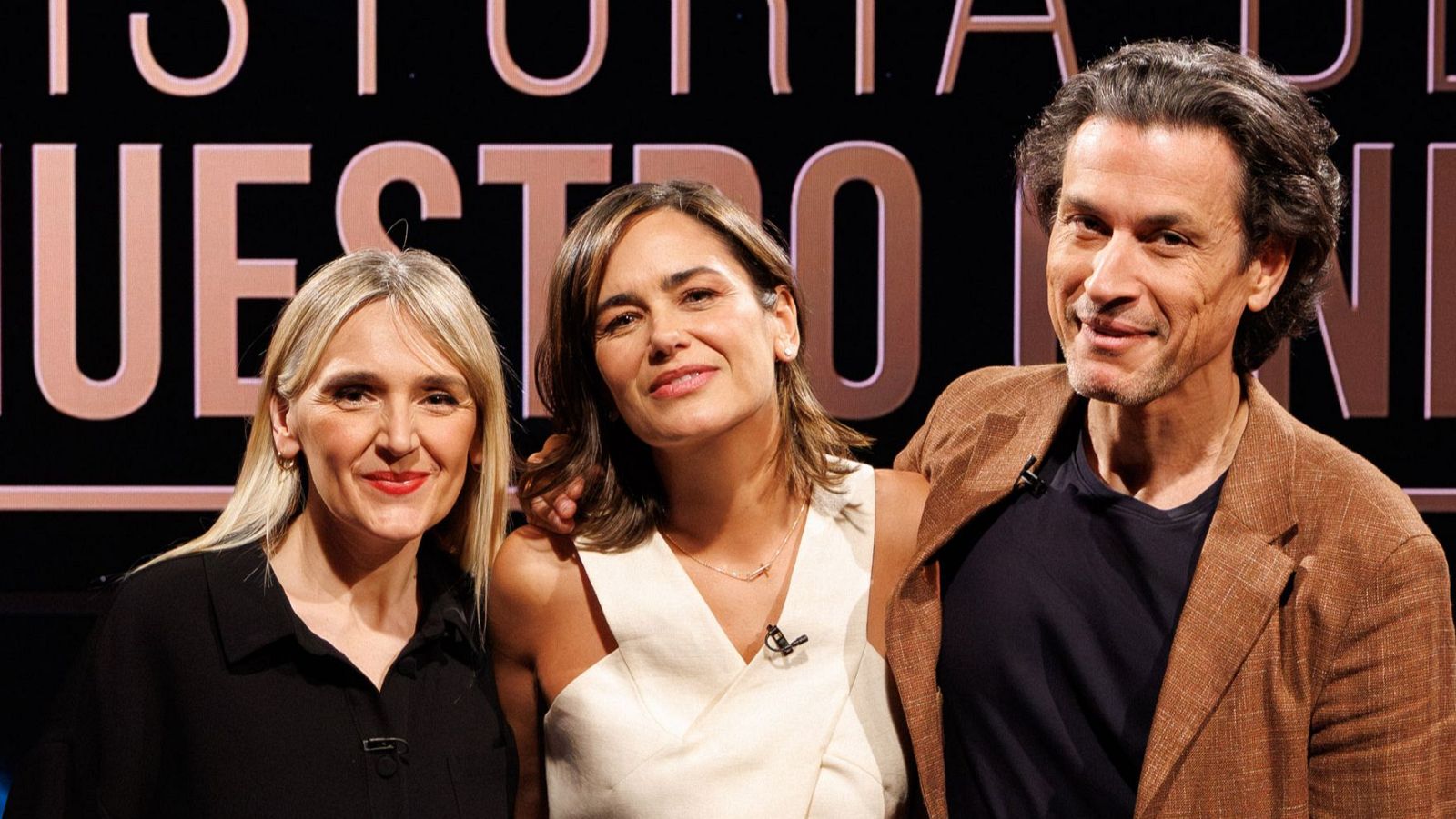 Elena S. Sánchez con los invitados, Rodrigo Cortés y Desirée de Fez