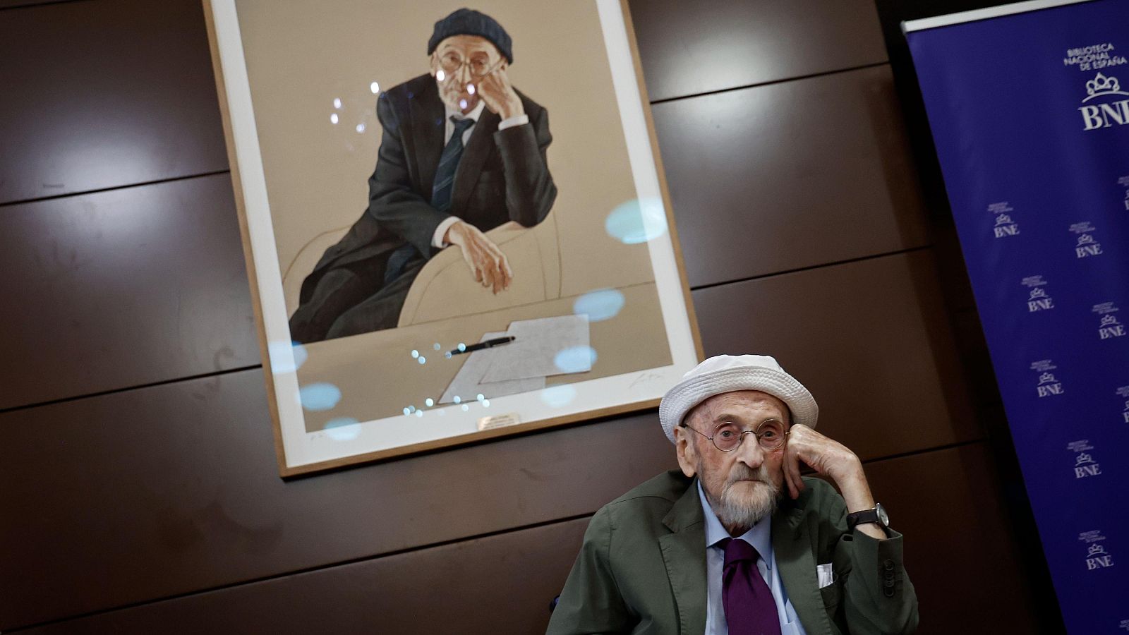 Álvaro Pombo ante su retrato en la Biblioteca Nacional: "Me ha rejuvenecido"