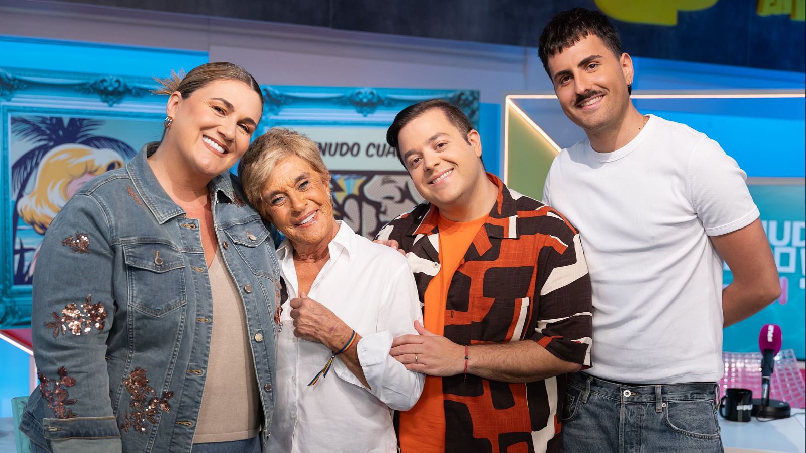 Carlota Corredera, Chelo García Cortés, David Insua y David Andújar posan delante de la mesa de 'Menudo Cuadro'