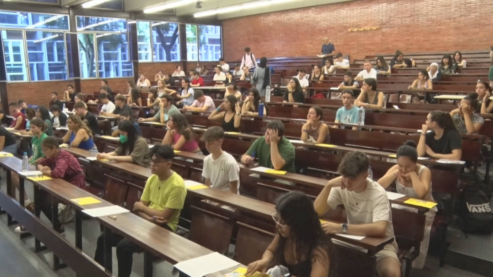 Fotografia d'estudiants fent les PAU