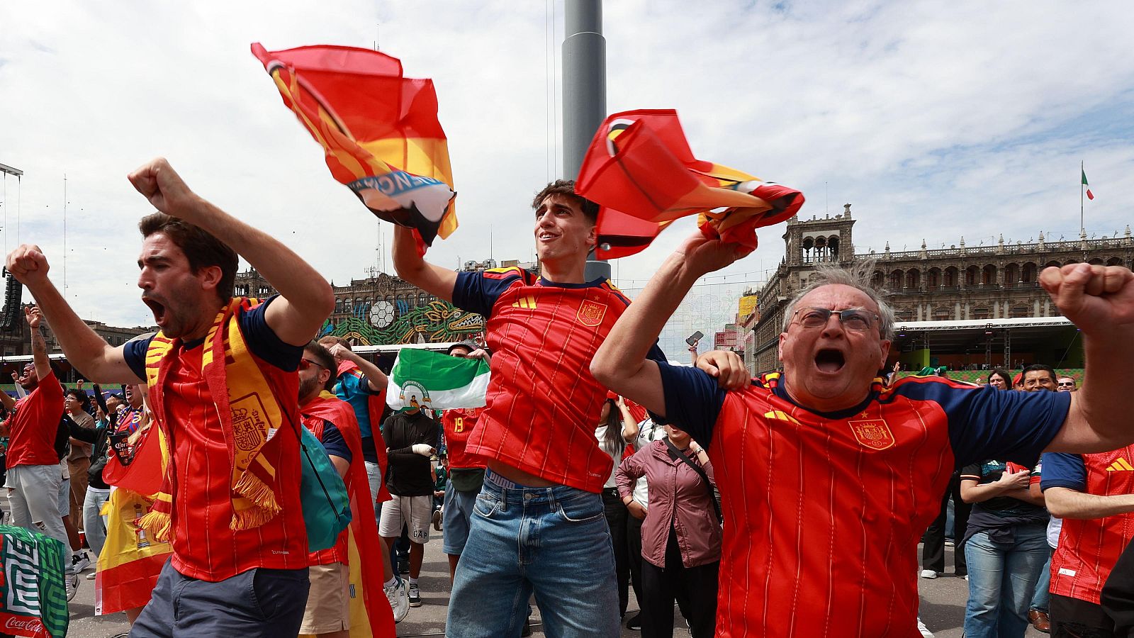 Aficionados de España animan su equipo durante la transmisión del partido del Mundial de la FIFA 2026 entre España y Arabia Saudita, en el Fan Fest del Zócalo de la Ciudad de México (México)