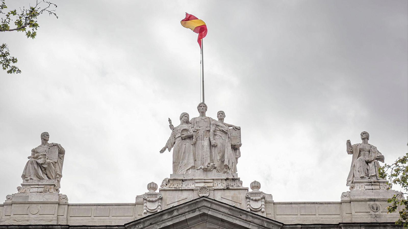 El Supremo reitera: los interinos no pueden convertirse en fijos sin oposición, pero tienen derecho a indemnizaciones