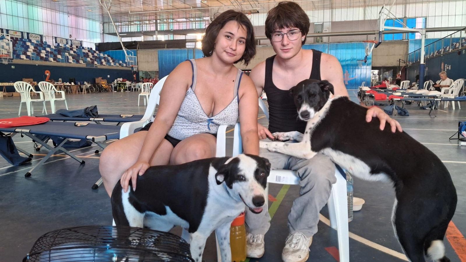 Uriel y Mariana junto a sus perras, Bimba y Lola, en el pabellón de Larrucha, tras ser desalojados por el incendio de Almería