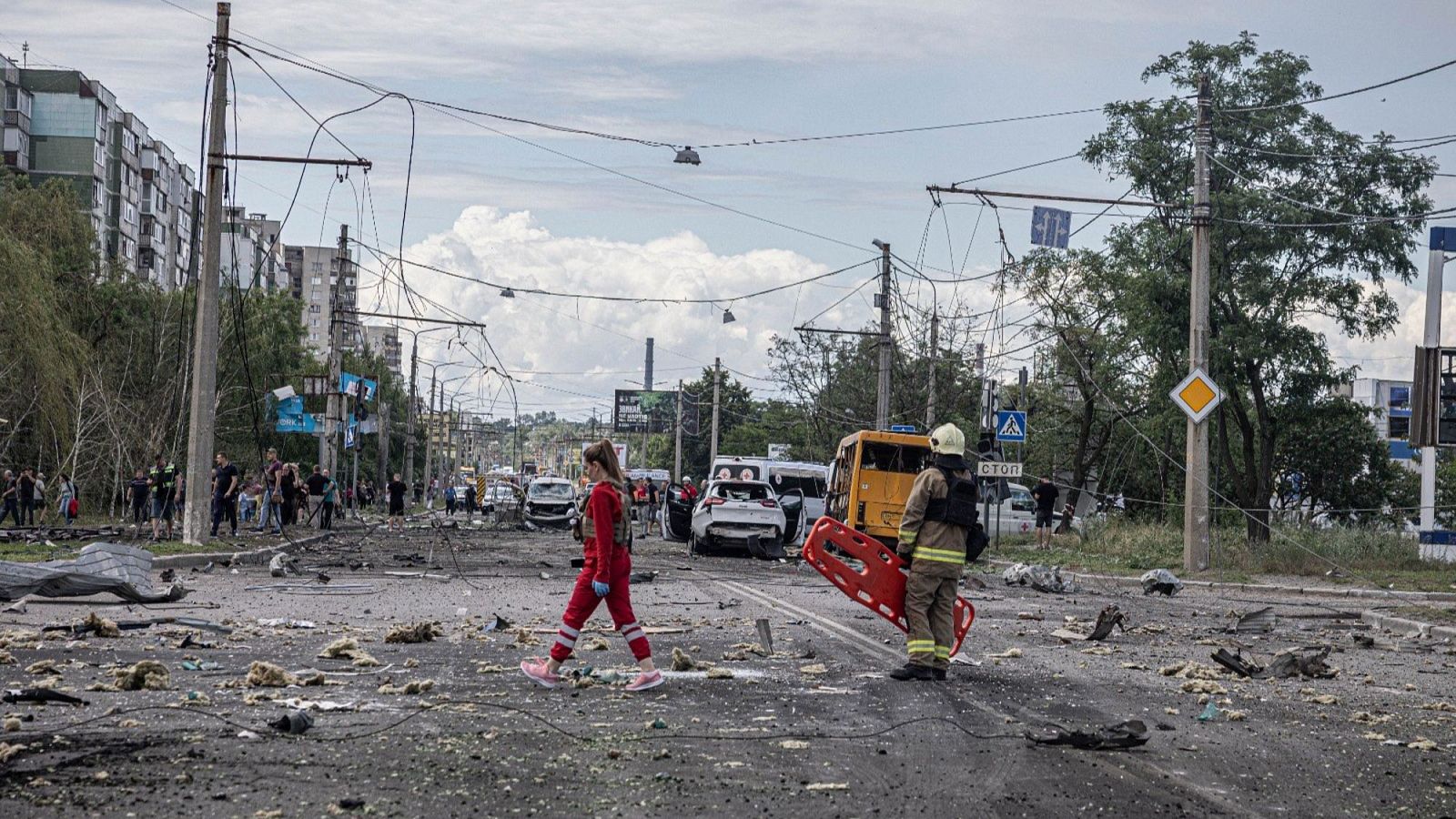 Al menos cinco muertos y 30 heridos en un ataque ruso con bombas aéreas en Sumi