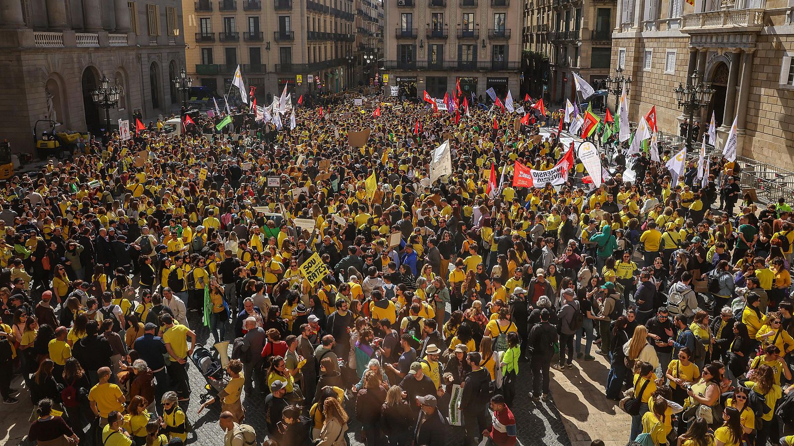 Manifestació multitudinària de docents a la plaça Sant Jaume de Barcelona