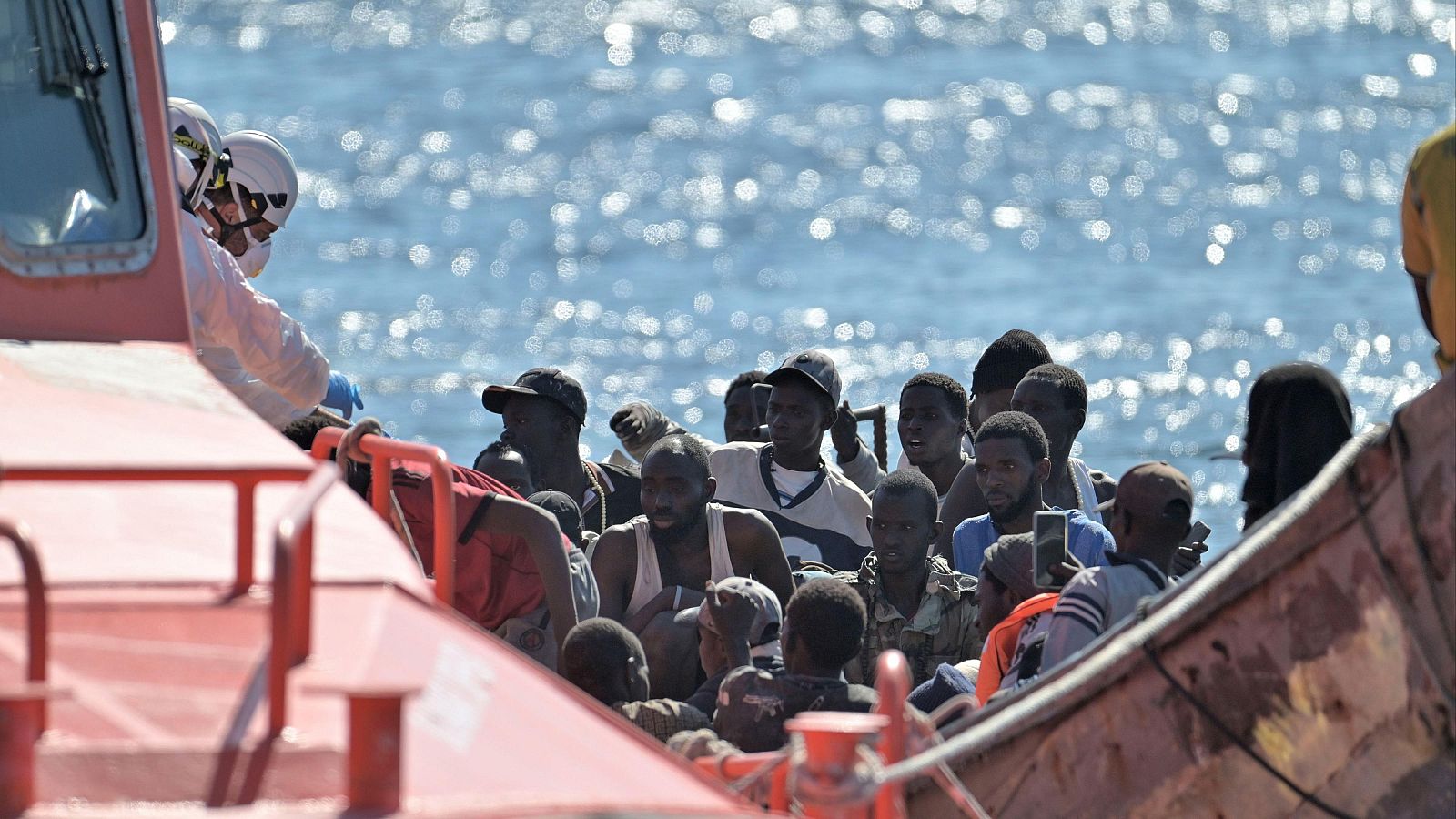 Salvamento rescata un cayuco con 134 personas, 50 posibles menores, al sur de Gran Canaria