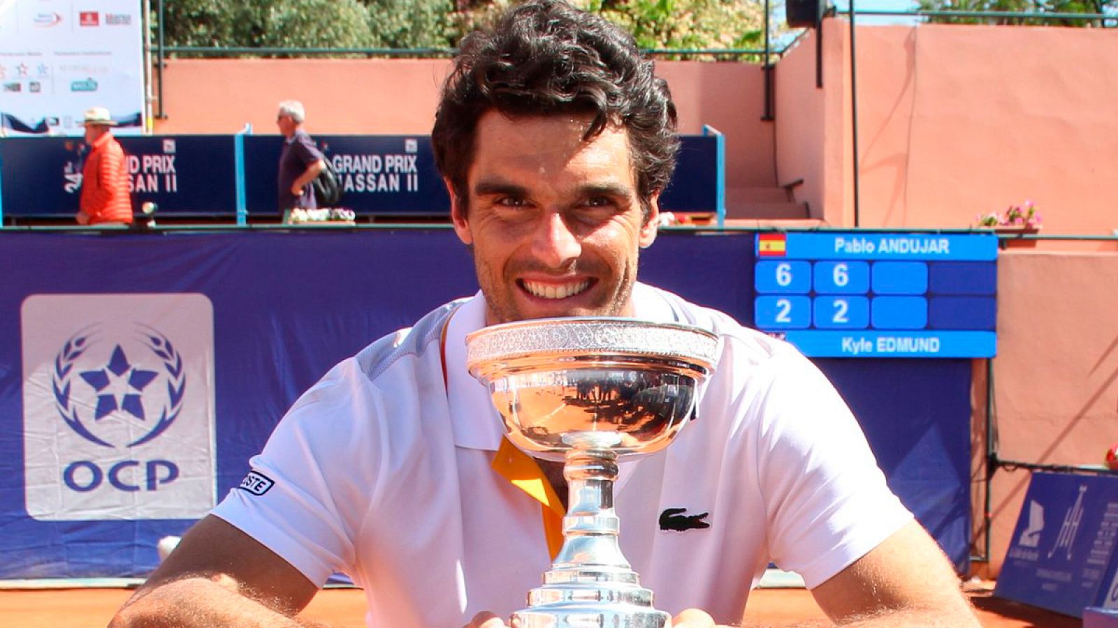 Pablo Andújar posa con el trofeo logrado en Marraquech