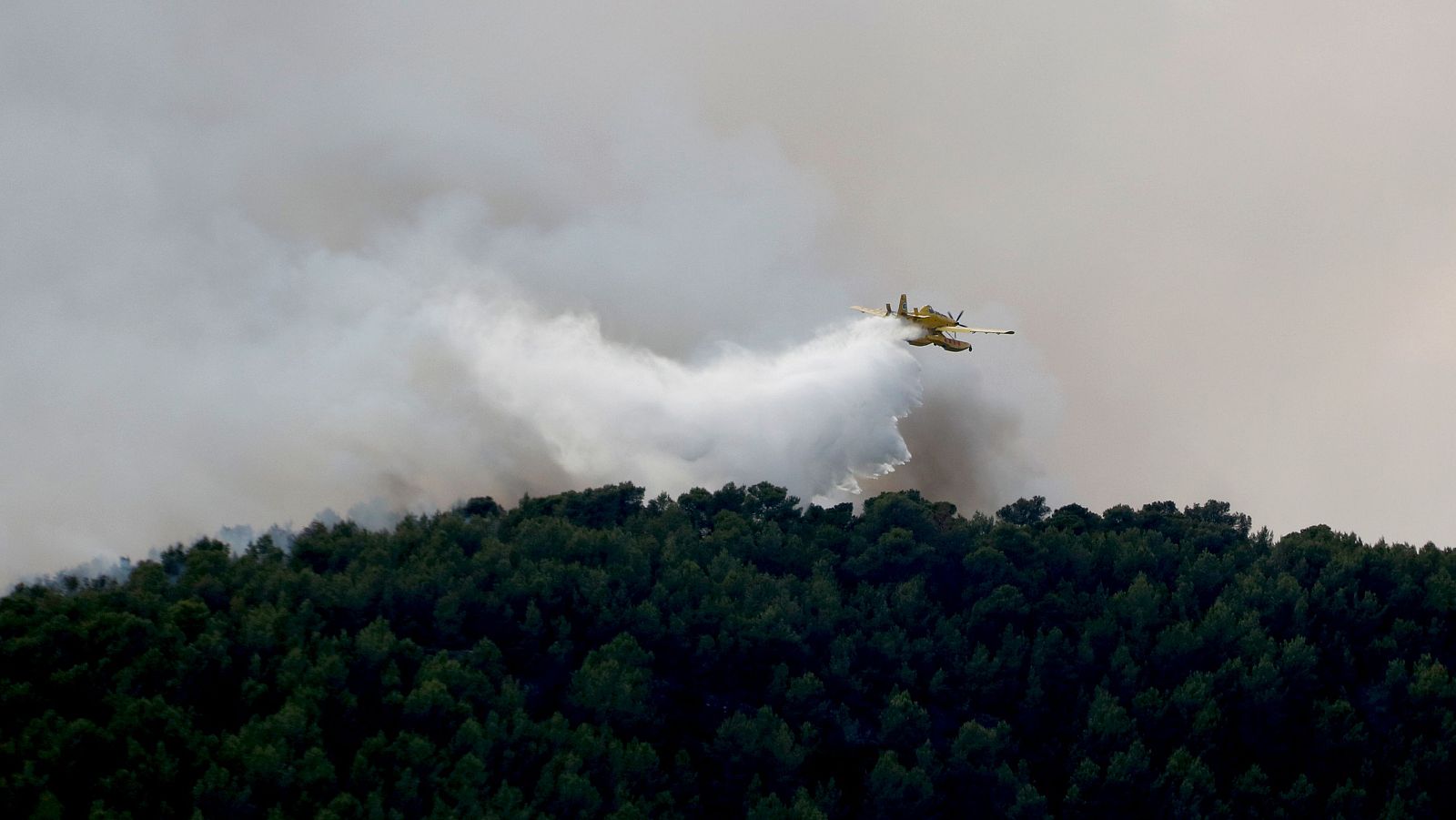 Un hidroavió a l'incendi d'Aiguamúrcia