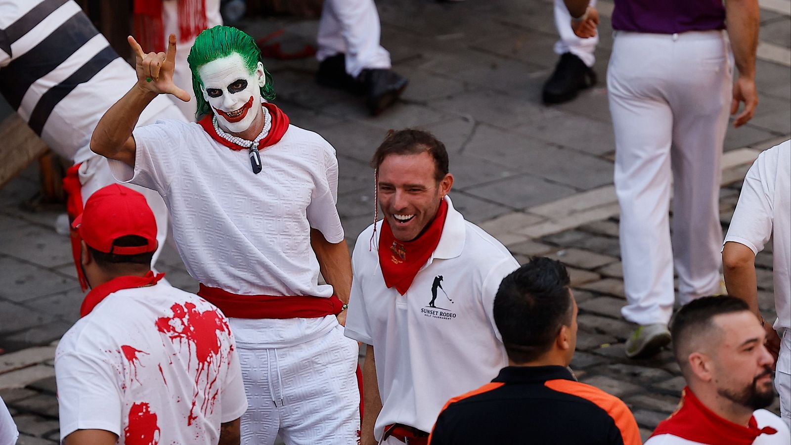 El estadounidense Lacey Mrzena, disfrazado de Joker durante el primer encierro de San Fermín 2026