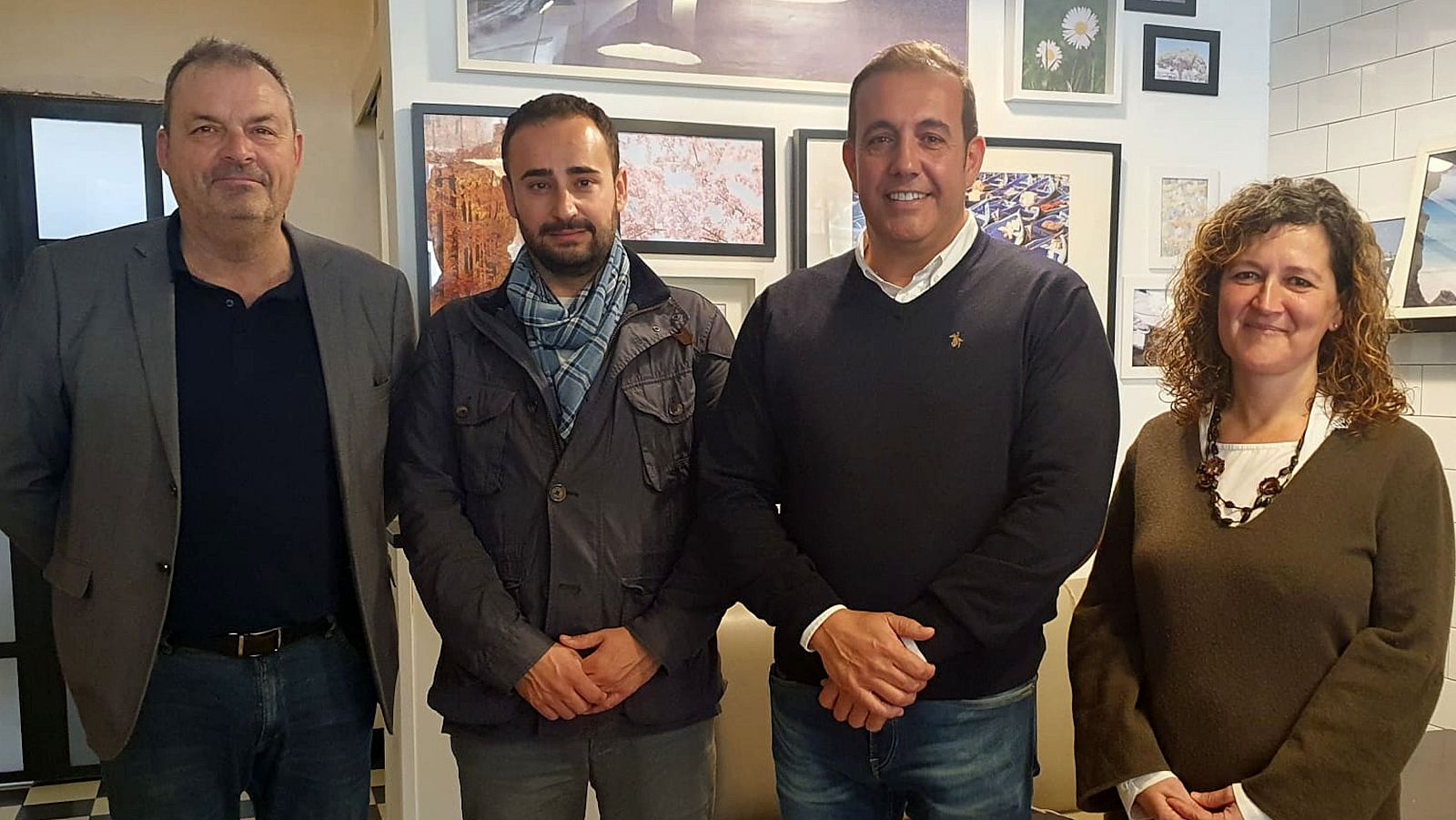 Enric Daza acompanyat del president de Junts al Camp de Tarragona, Joaquim Calatayud, així com del cap comarcal del partit, José Antonio Rodríguez, i de la cap local de Junts a Cambrils, Lluïsa Gené