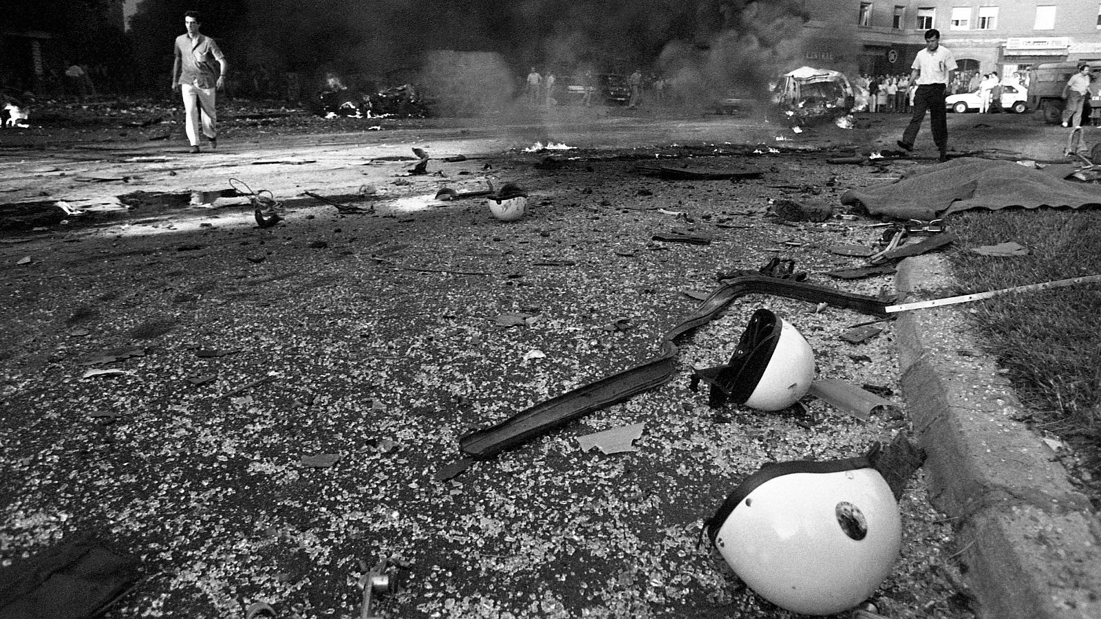 Cascos de los alumnos de la Agrupación de Tráfico de la Guardia Civil asesinados por ETA en la plaza de la República Dominicana