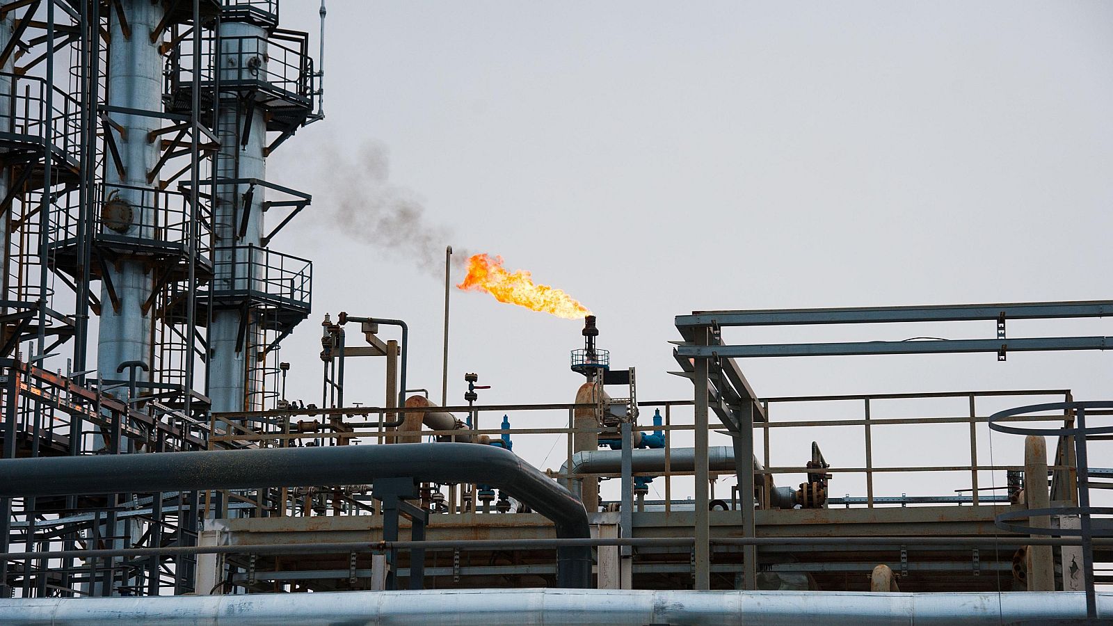 El precio del petróleo camina hacia los 90 dólares por barril bajo la sombra de una guerra larga en Oriente Medio