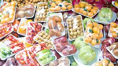 Greenpeace pide a los supermercados que "desnuden" la fruta y la verdura de plásticos