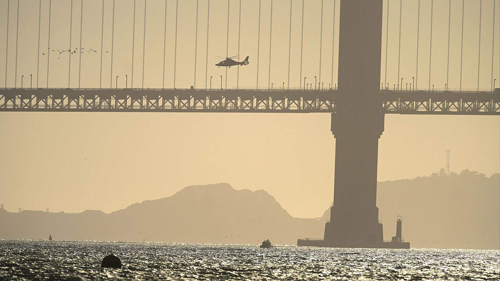 Un muerto y dos desaparecidos tras el naufragio de una embarcación entre el Golden Gate de San Francisco y Alcatraz