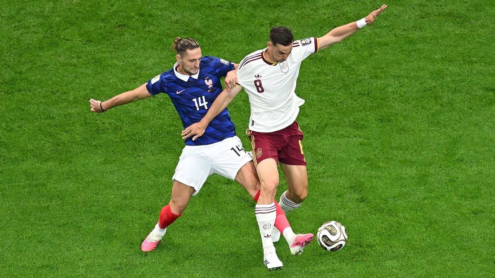 Un moment de la semifinal entre França i Espanya del Mundial protagonitzat per Adrien Rabiot i Fabián Ruiz.