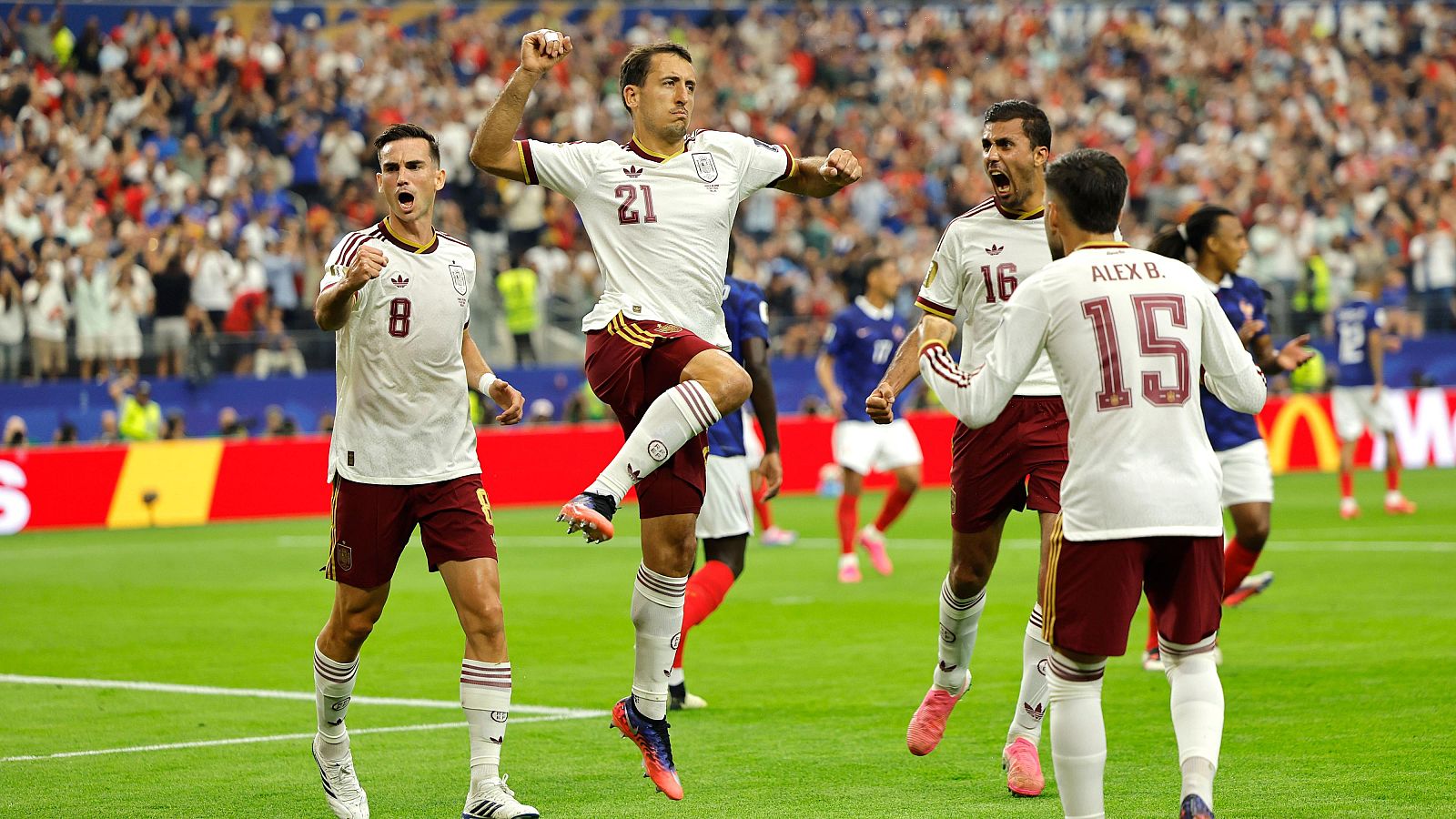 Alegría en la selección celebrando el primer gol de España