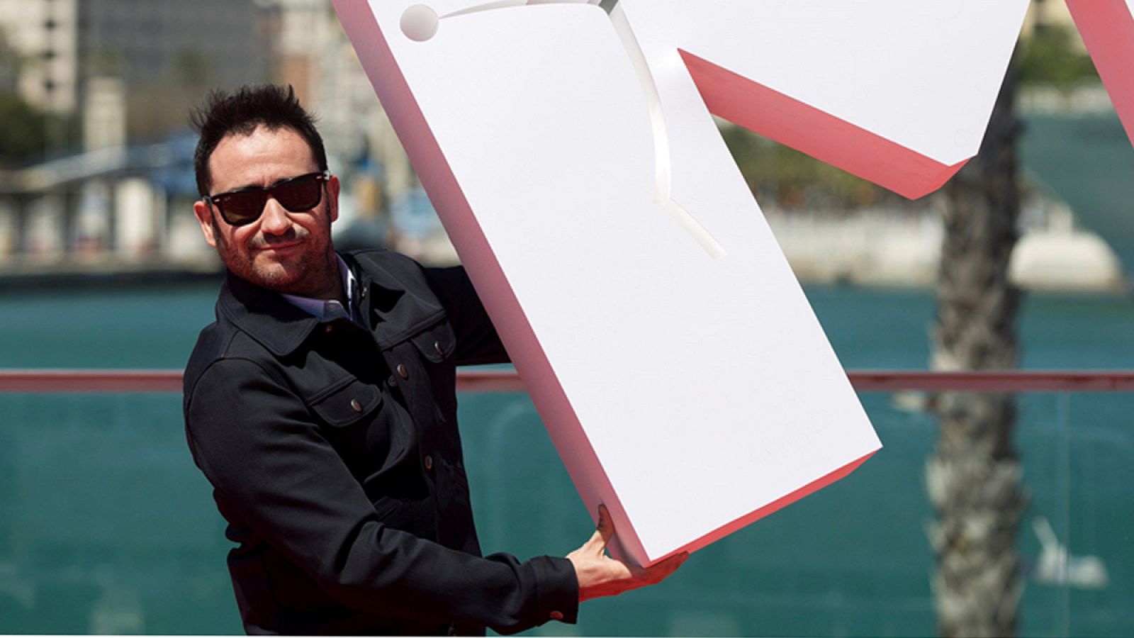 Juan Antonio Bayona posa ante los medios antes de recibir esta noche el Premio Retrospectiva durante el XXI Festival de Cine en Español de Málaga.