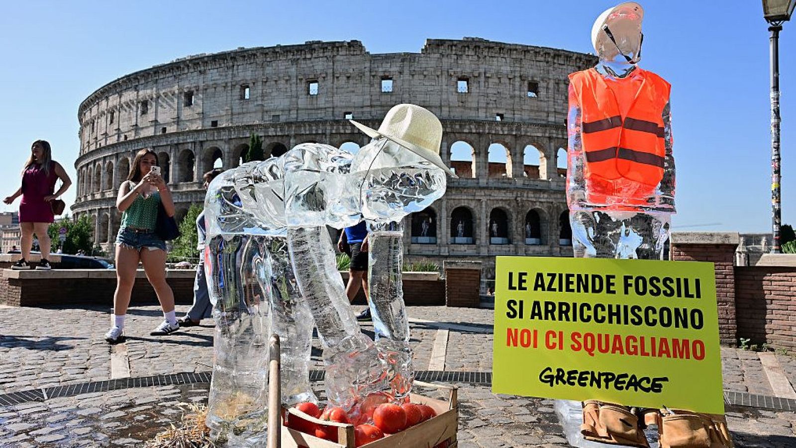 Unas estatuas de hielo que representan a un granjero y un albañil se derriten frente al Coliseo (Roma) para denunciar los peligros del calor extremo.