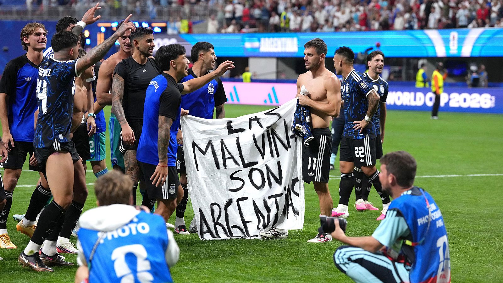 La marea albiceleste celbra el triunfo en Buenos Aires y los jugadores se acuerdan de las Malvinas
