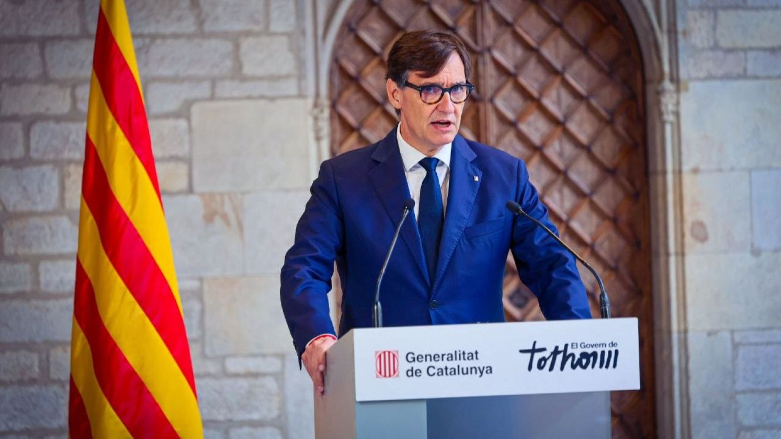 Salvador Illa, President de la Generalitat, parla darrere d'un faristol amb els símbols de la Generalitat i la Senyera a la Galeria Gòtica del Palau.