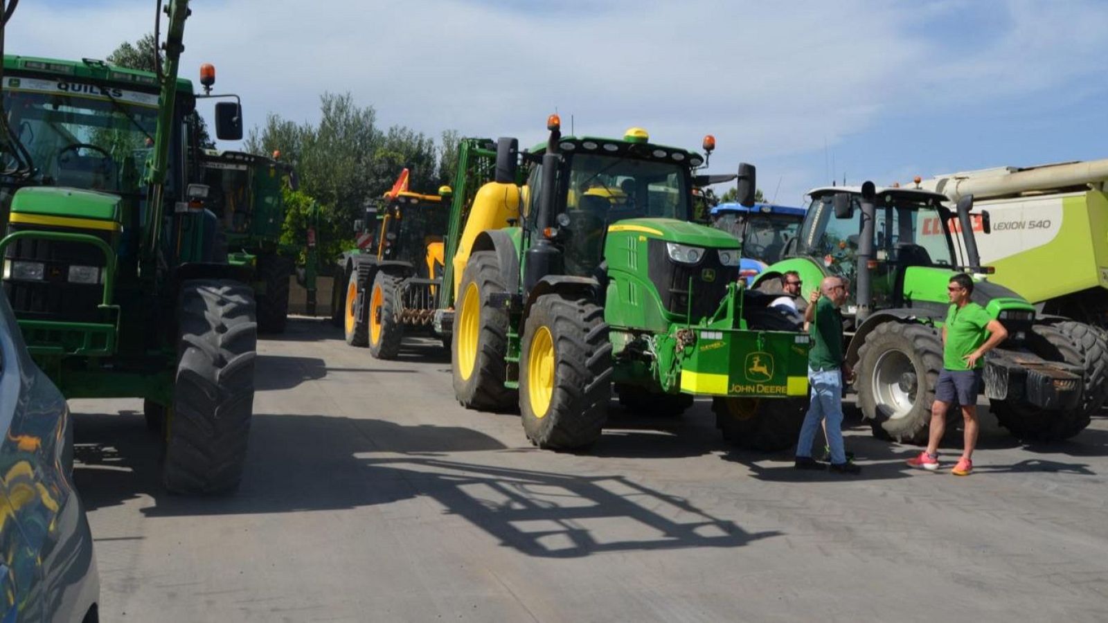 Concentración de tractores John Deere y Claas, y una cosechadora Claas Lexion 540, en una protesta de agricultores en Guadalajara, Castilla-La Mancha.