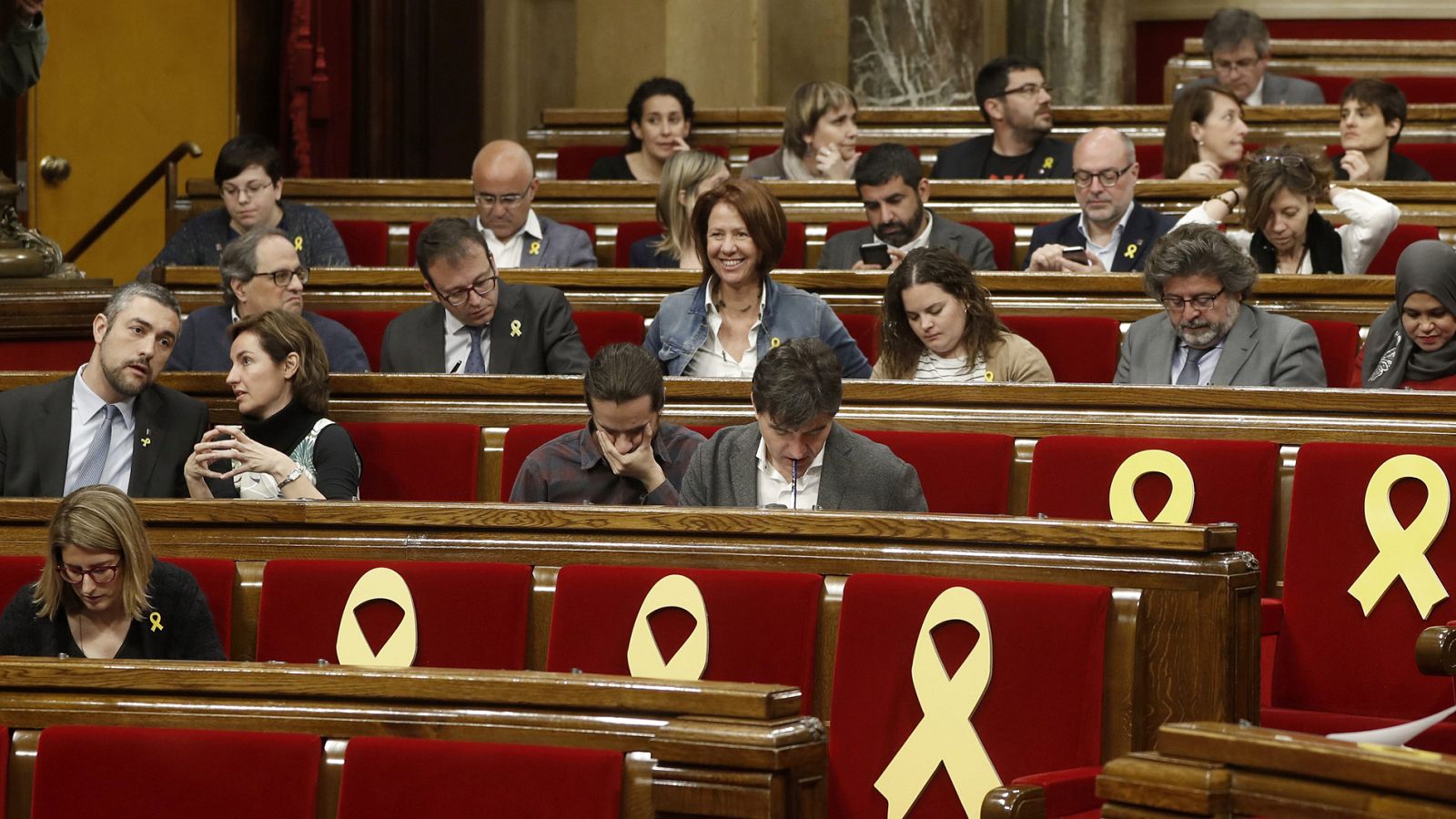 Los grupos parlamentarios de JxCat y ERC con los escaños vacios de los diputados encarcelados y en el extranjero