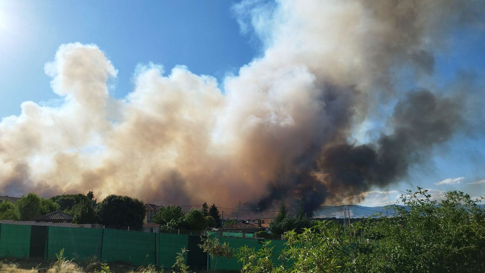 Vista del incendio de Lozoyuela desde la localidad vecina de Mangirón.