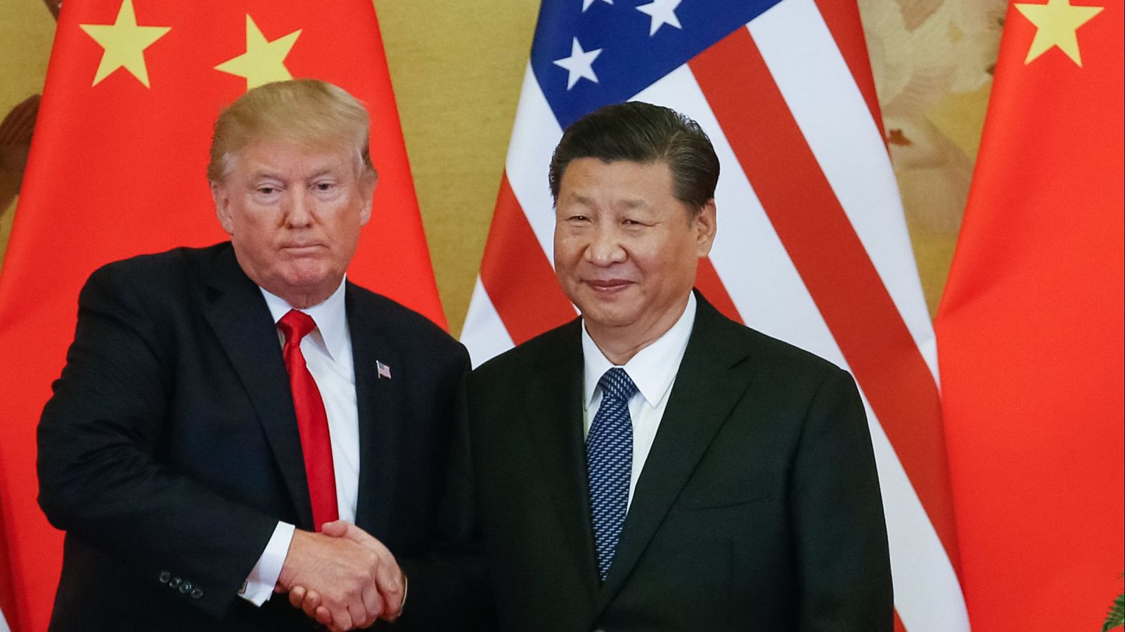 El presidente estadounidense, Donald J. Trump, y el presidente chino, Xi Jinping, se dan la mano durante una rueda de prensa