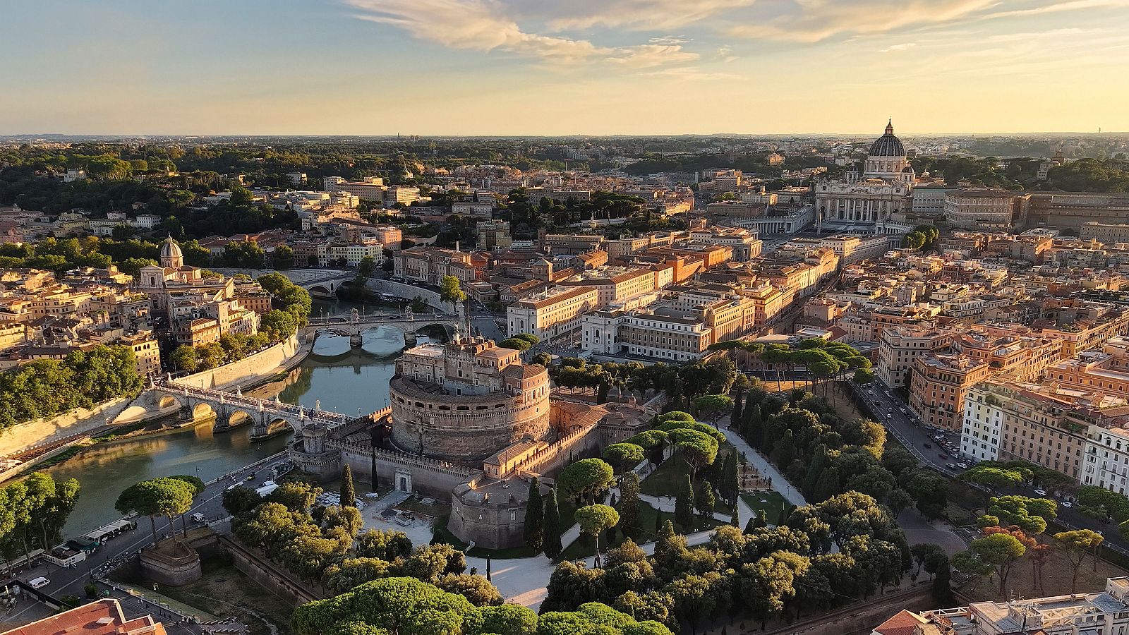 Vista aérea de Roma al amanecer/atardecer, con el río Tíber, el Castillo de Sant'Angelo y la cúpula de San Pedro.