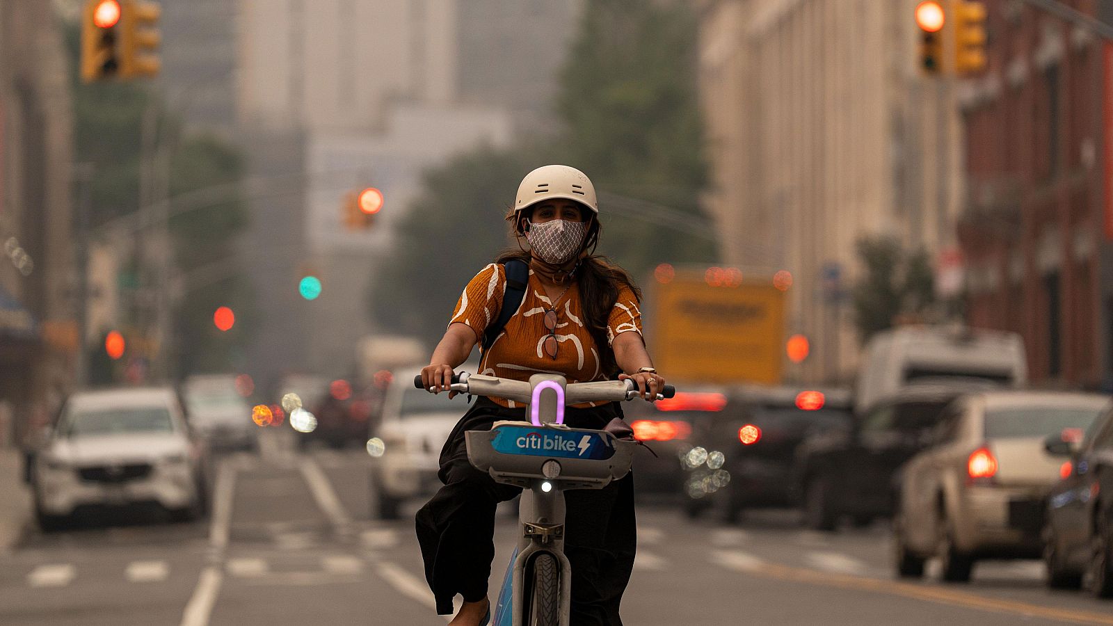Una persona se desplaza en una bicicleta este jueves, en Nueva York (EE.UU.).
