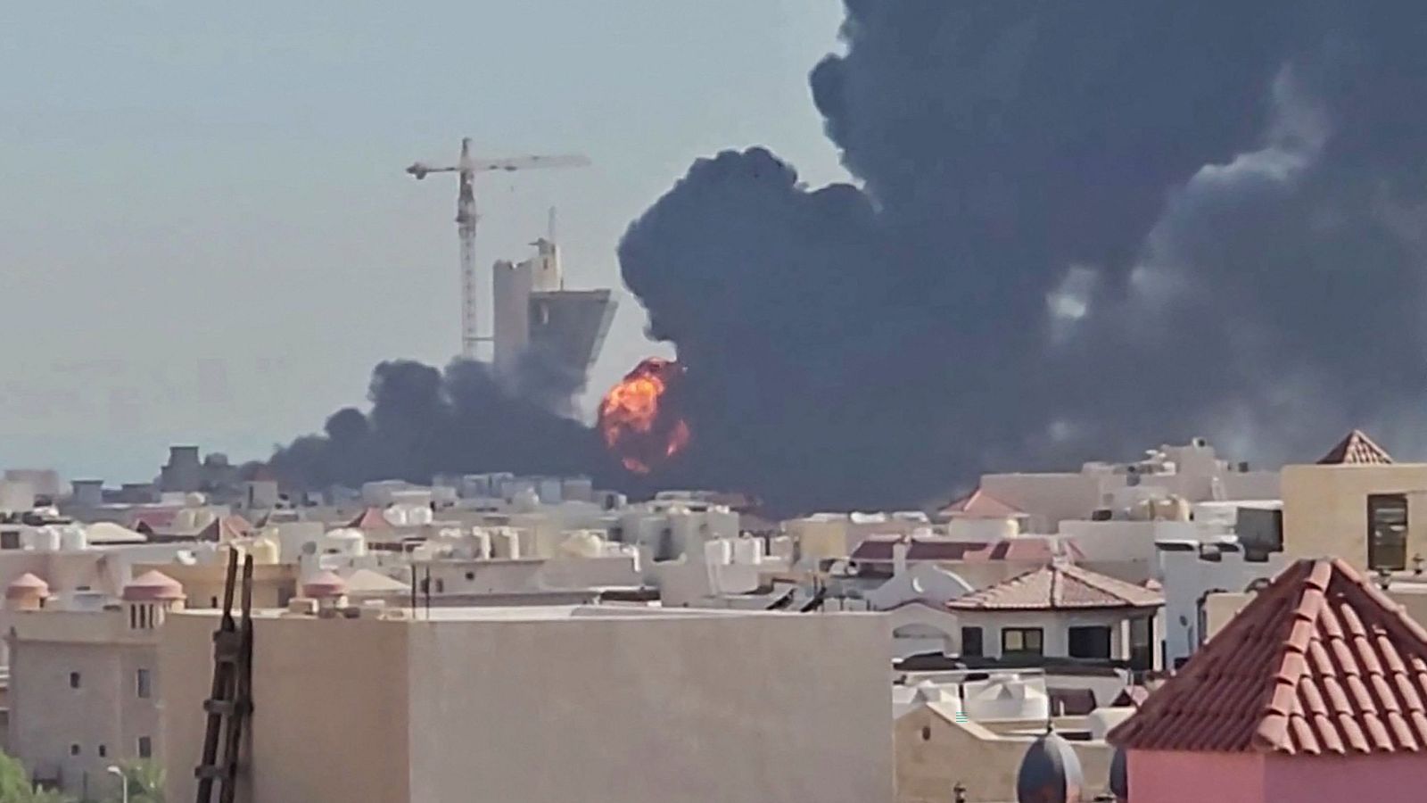 Una columna de humo negro y llamas elevándose sobre la localidad de Mangaf, al sur de la ciudad de Kuwait. Captura de pantalla de un vídeo de contenido generado por usuarios, publicado en redes sociales.