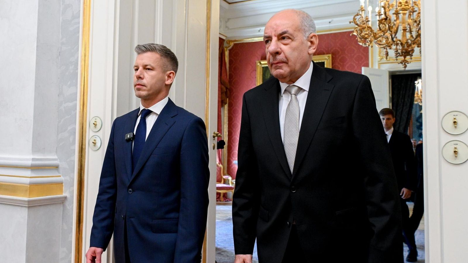 El presidente de Hungría, Tamás Sulyok, firma la ley que pone fin a su mandato y a la era Orban