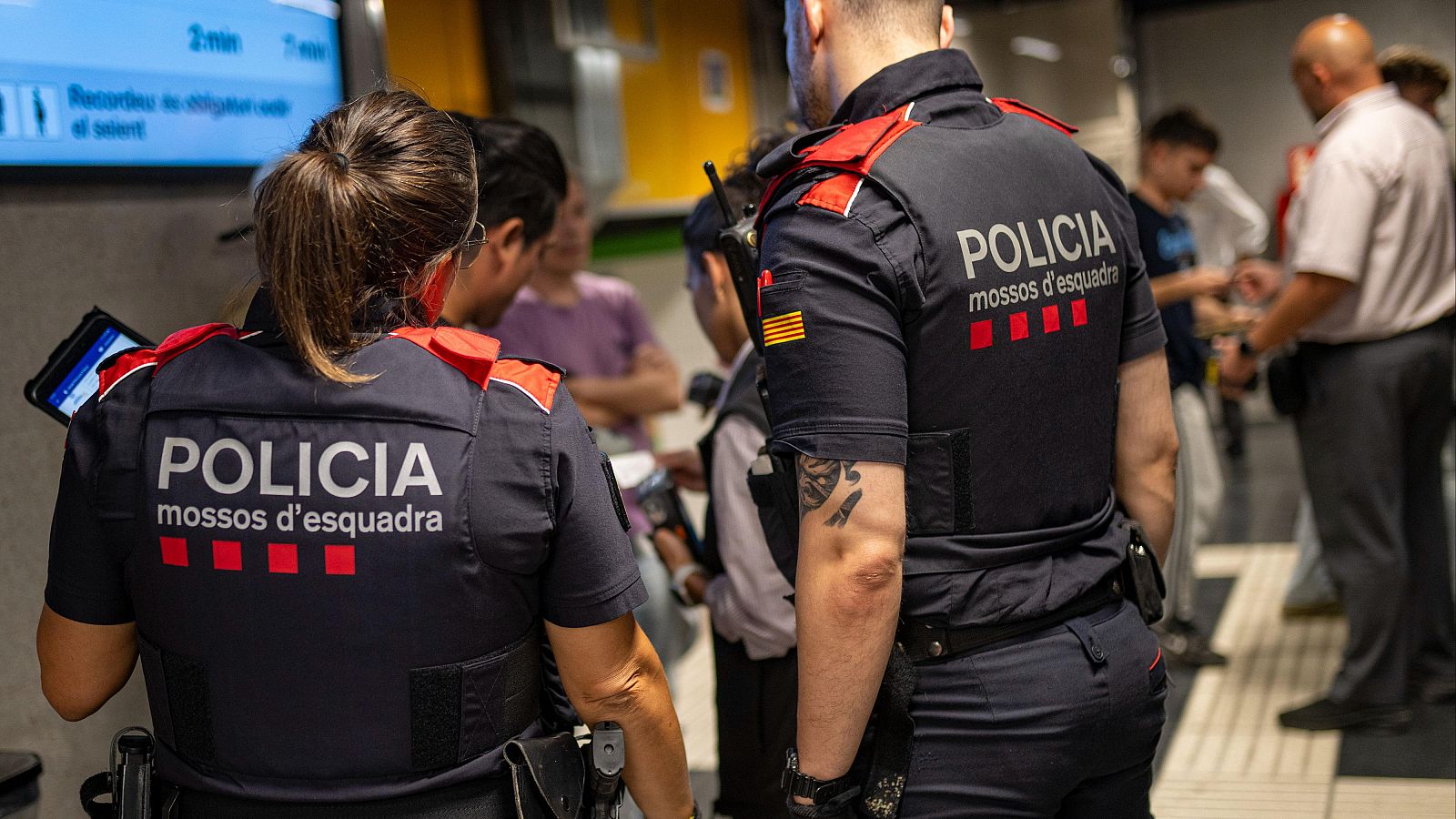 Dos agentes de los Mossos se preparan para un patrullaje