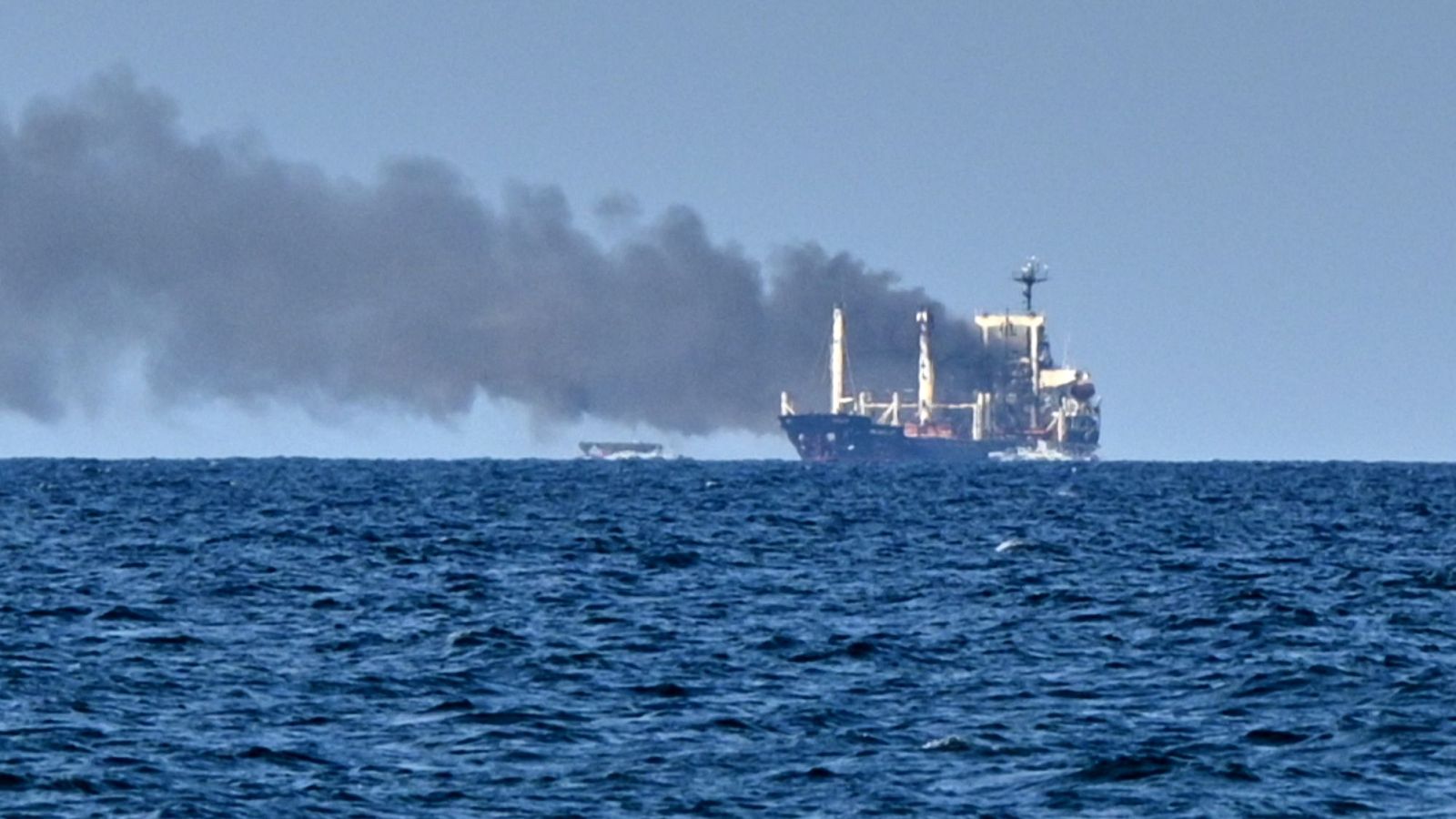 Una columna de humo se eleva del carguero de grano Golden Leo, con bandera de Guinea-Bisáu, tras un ataque ruso con misiles en el mar Negro