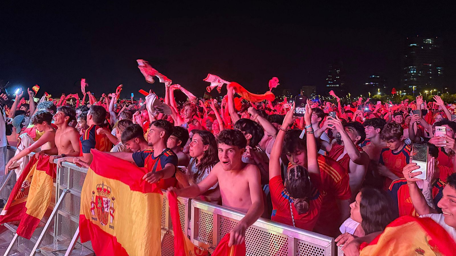 L'afició d'Espanya vibra a Barcelona amb la victòria a la final del Mundial de futbol masculí contra l'Argentina