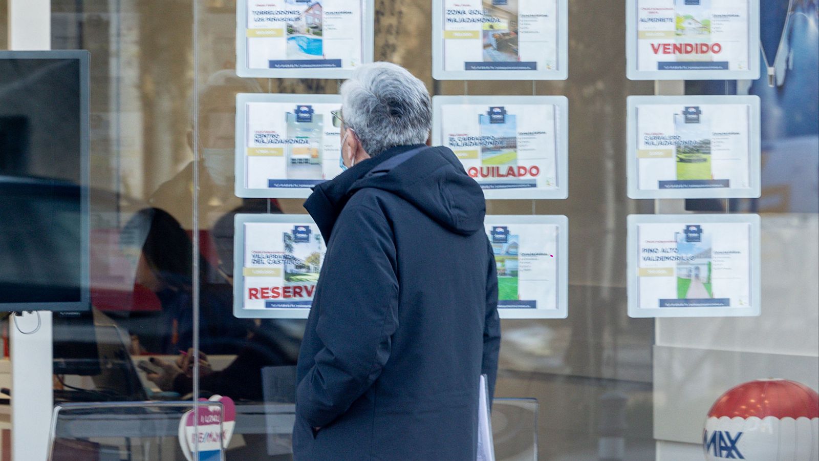 Un hombre observa los anuncios de una inmobiliaria