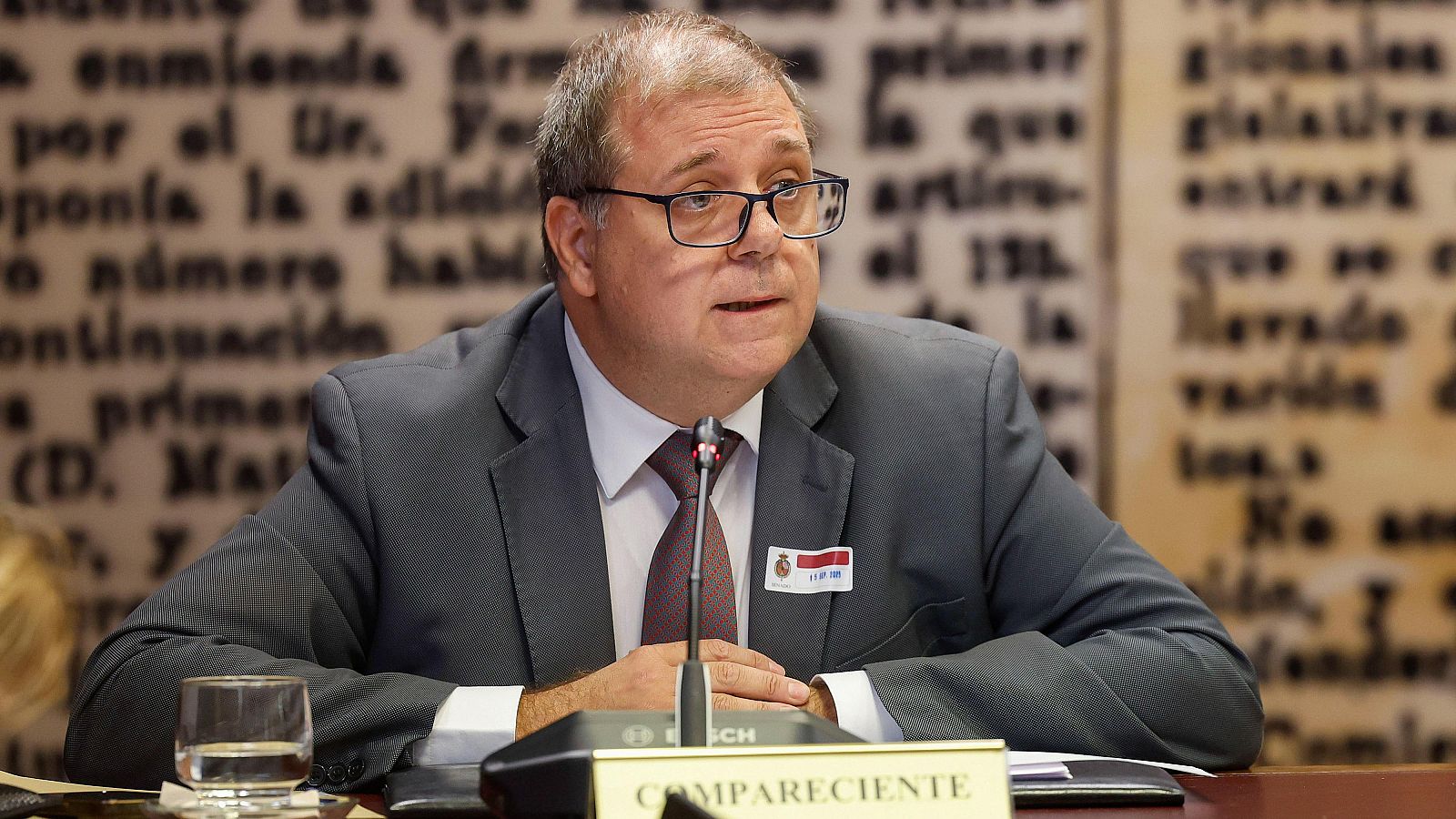 Anticorrupción pide imputar a Juanma Serrano, exjefe de Gabinete de Sánchez y el análisis de su móvil en el caso Leire Juan Manuel Serrano, expresidente de Correos y consejero de la SEPI, en la comisión del caso Koldo en el Senado.