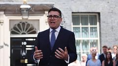 Burnham se convierte en primer ministro del Reino Unido y promete los mayores cambios en 40 años