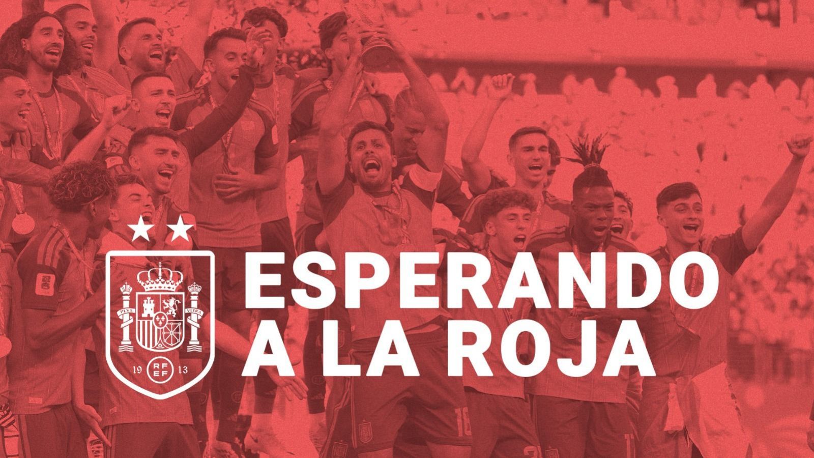 Un grupo de futbolistas celebra eufóricamente con medallas y un trofeo, bajo el titular "ESPERANDO A LA ROJA" y el escudo de la RFEF.