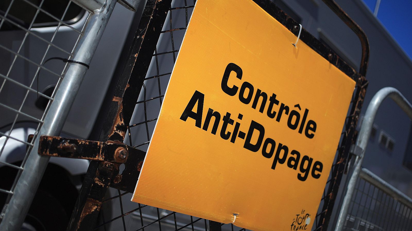 Cartel de la zona reservada para el control antidoping en una edición del Tour de Francia