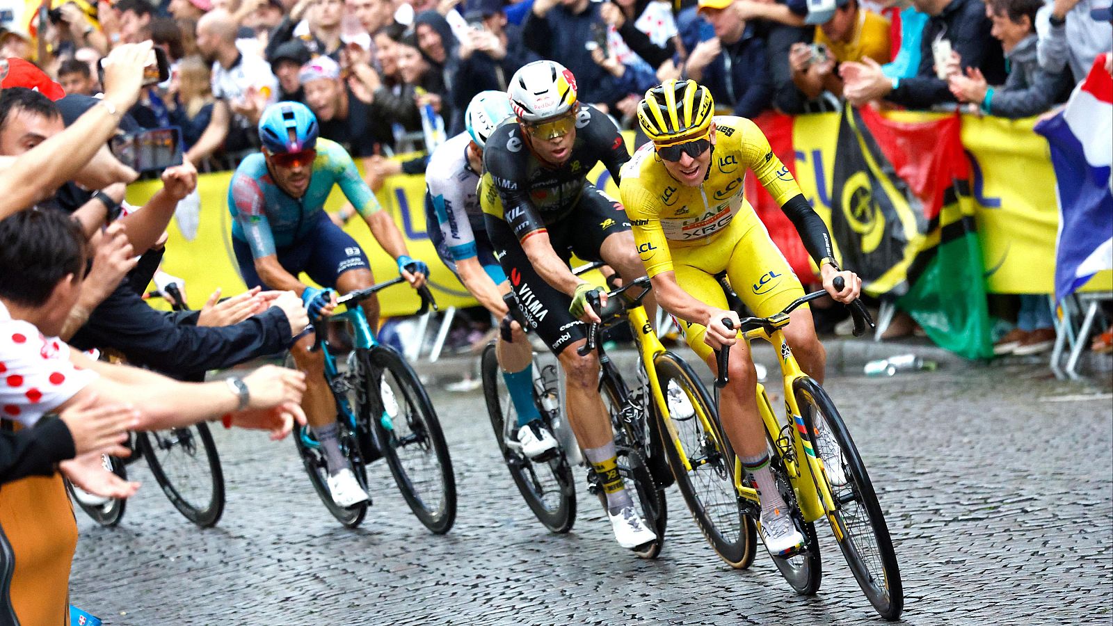 La subida a Montmartre en la etapa final del Tour de Francia en París con Pogacar seguido de Van Aert