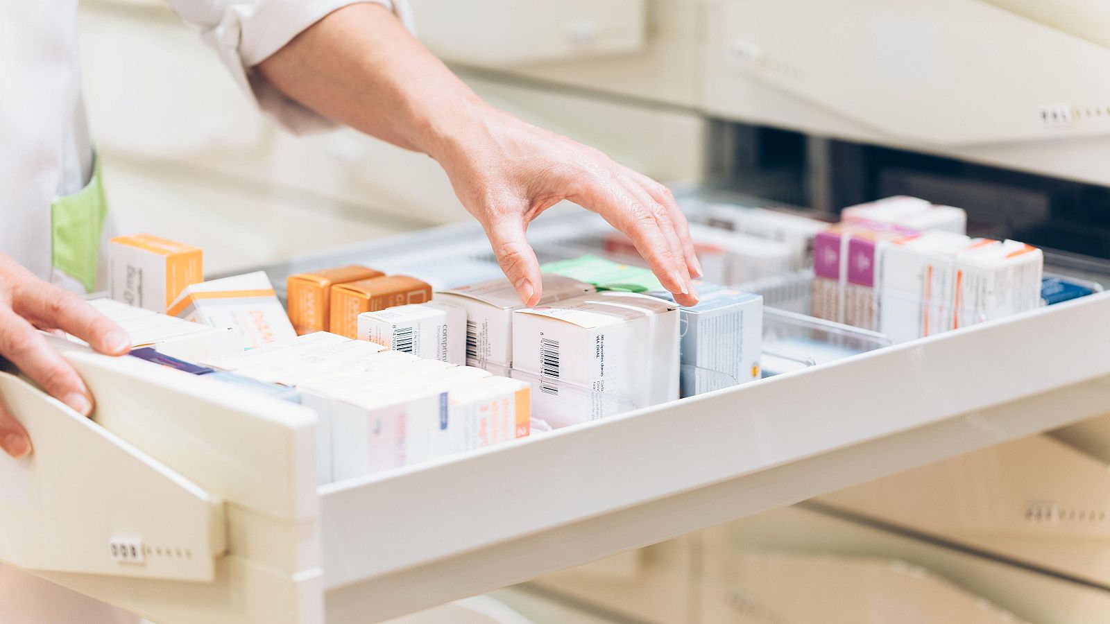 Farmacéutico sacando medicamentos de un cajón