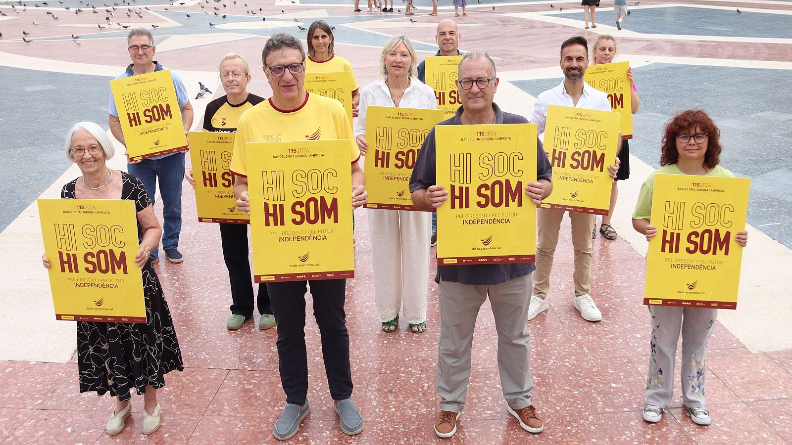 Els representants de les entitats que convoquen la manifestació de la Diada mostren cartells amb el lema a la plaça Catalunya de Barcelona.