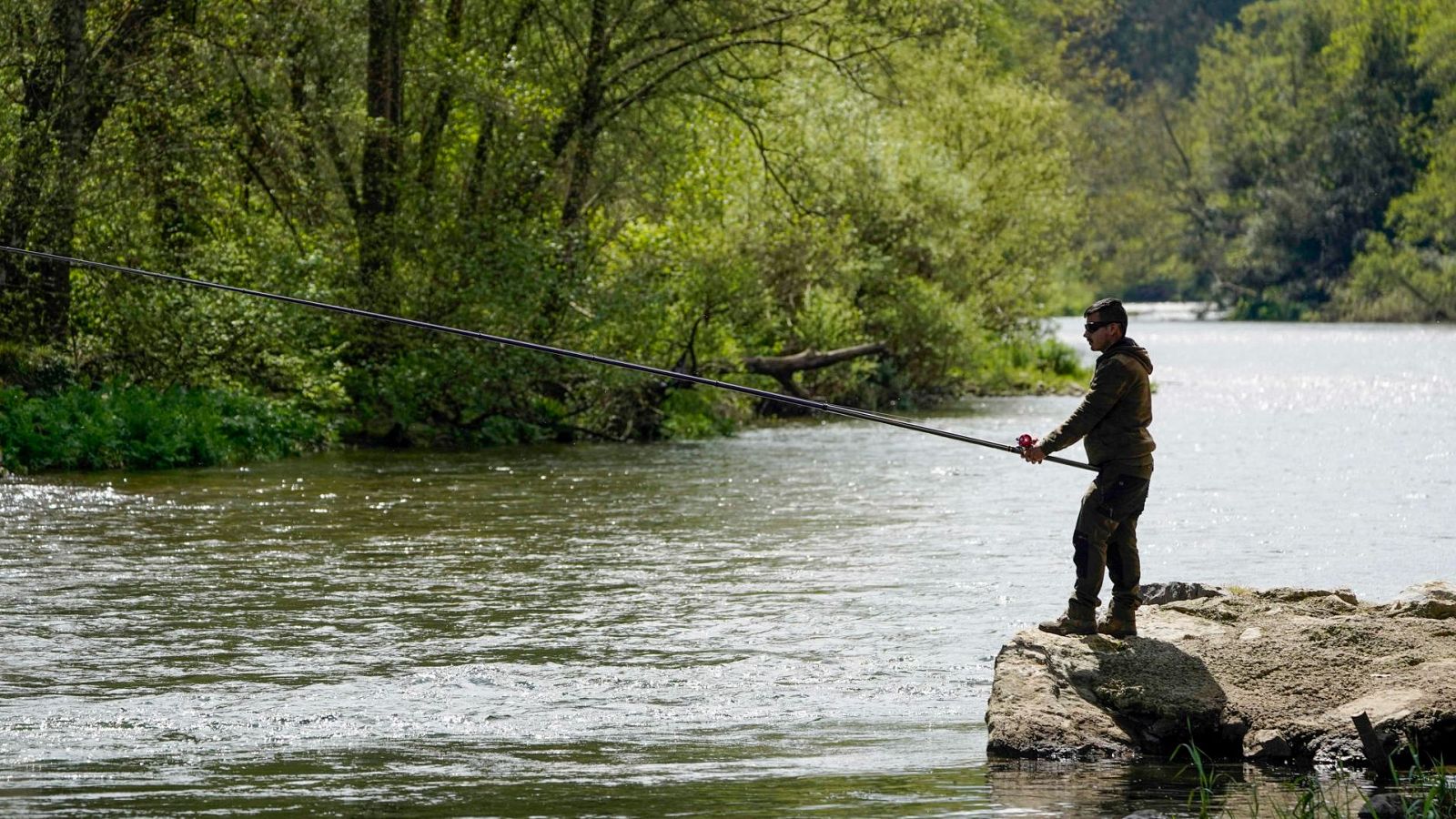 Pescador en un río asturiano