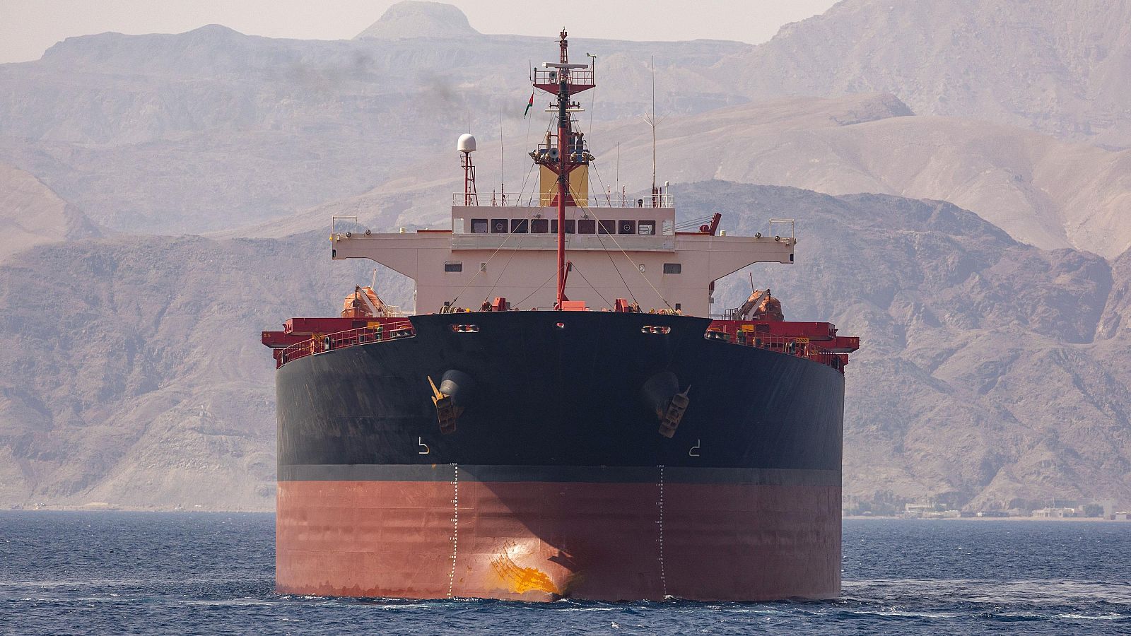 El barril de petróleo brent salta de los 90 dólares con la vista puesta en Ormuz y ahora también en el mar Rojo