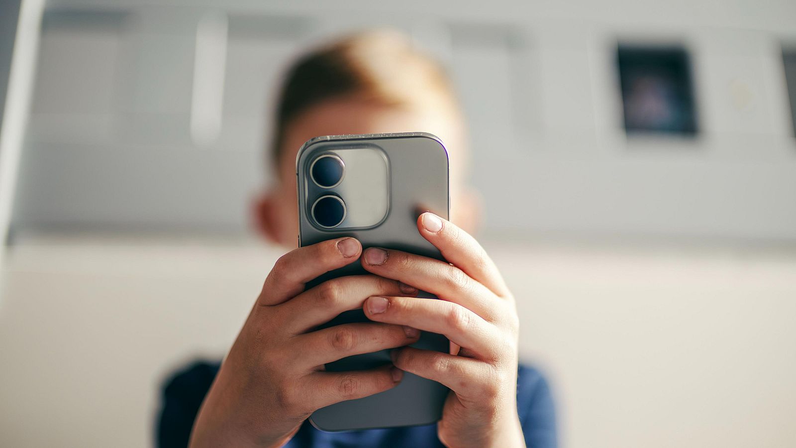Francia aprueba la prohibición de las redes sociales a los menores de 15 años